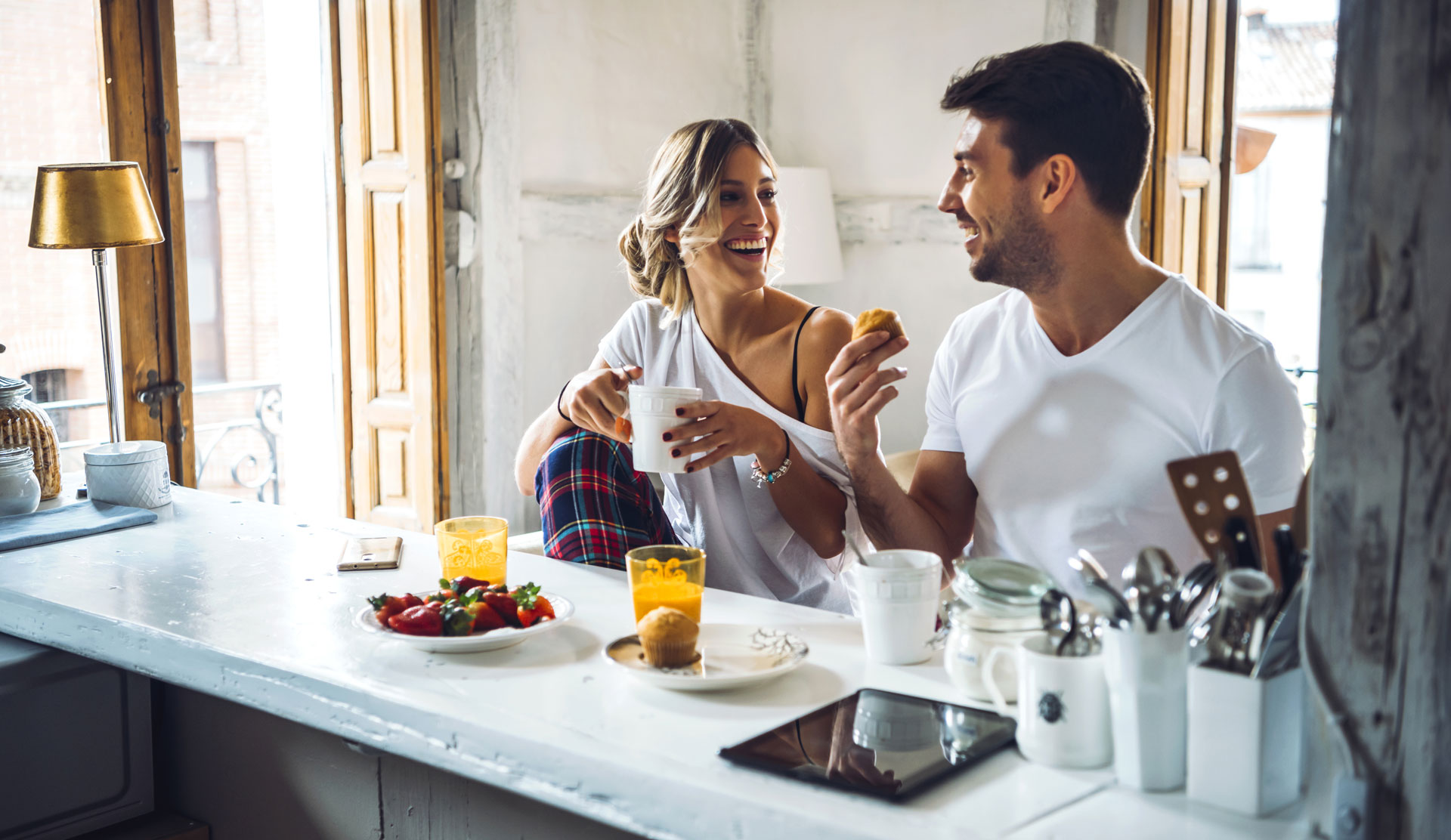 couple au réveil qui se parle