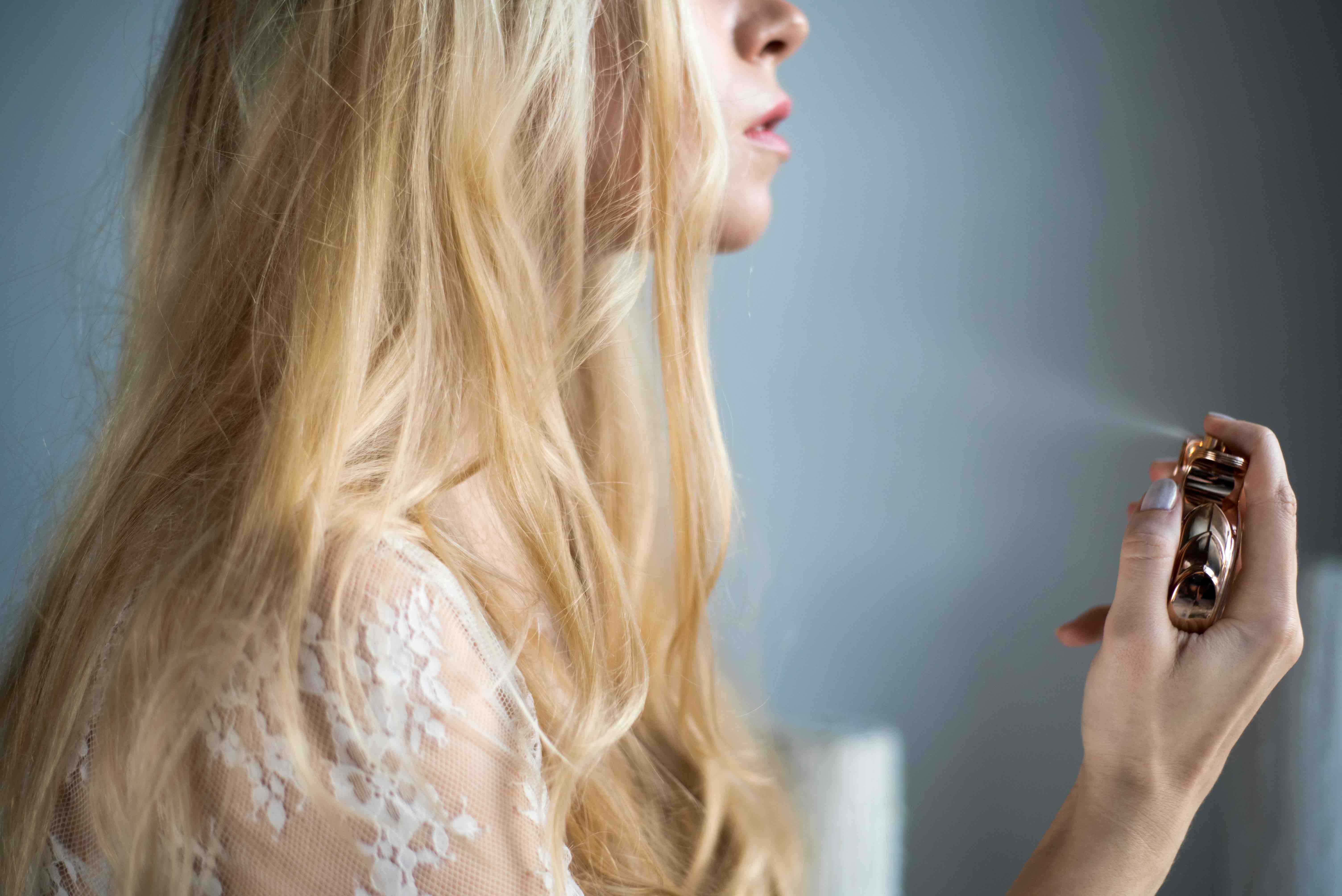 femme qui se parfume