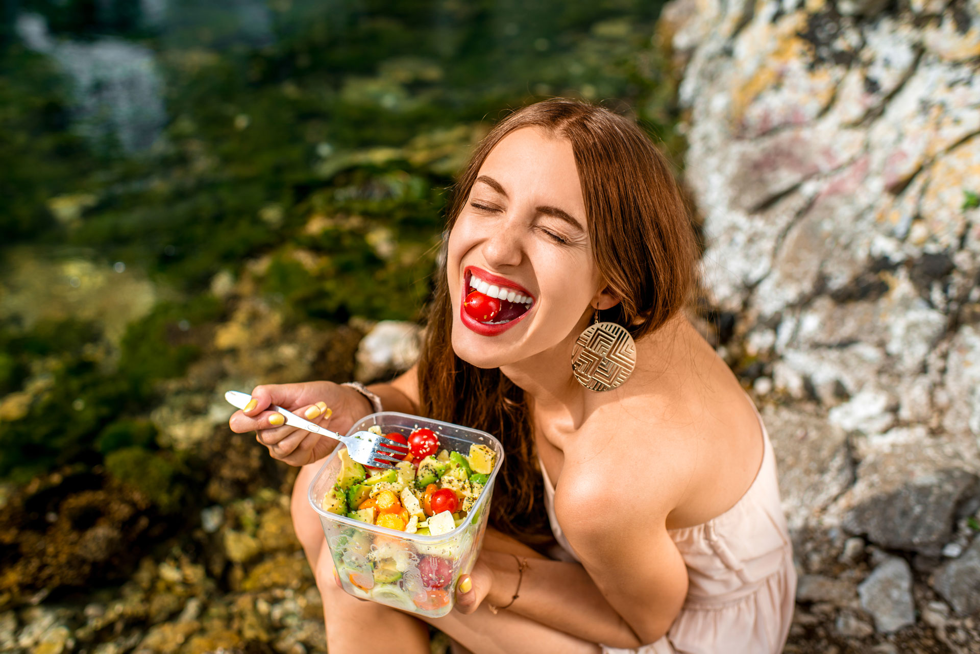 femme qui mange une salade