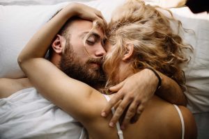 couple au lit câlin