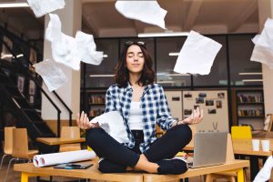 femme qui se détend au travail