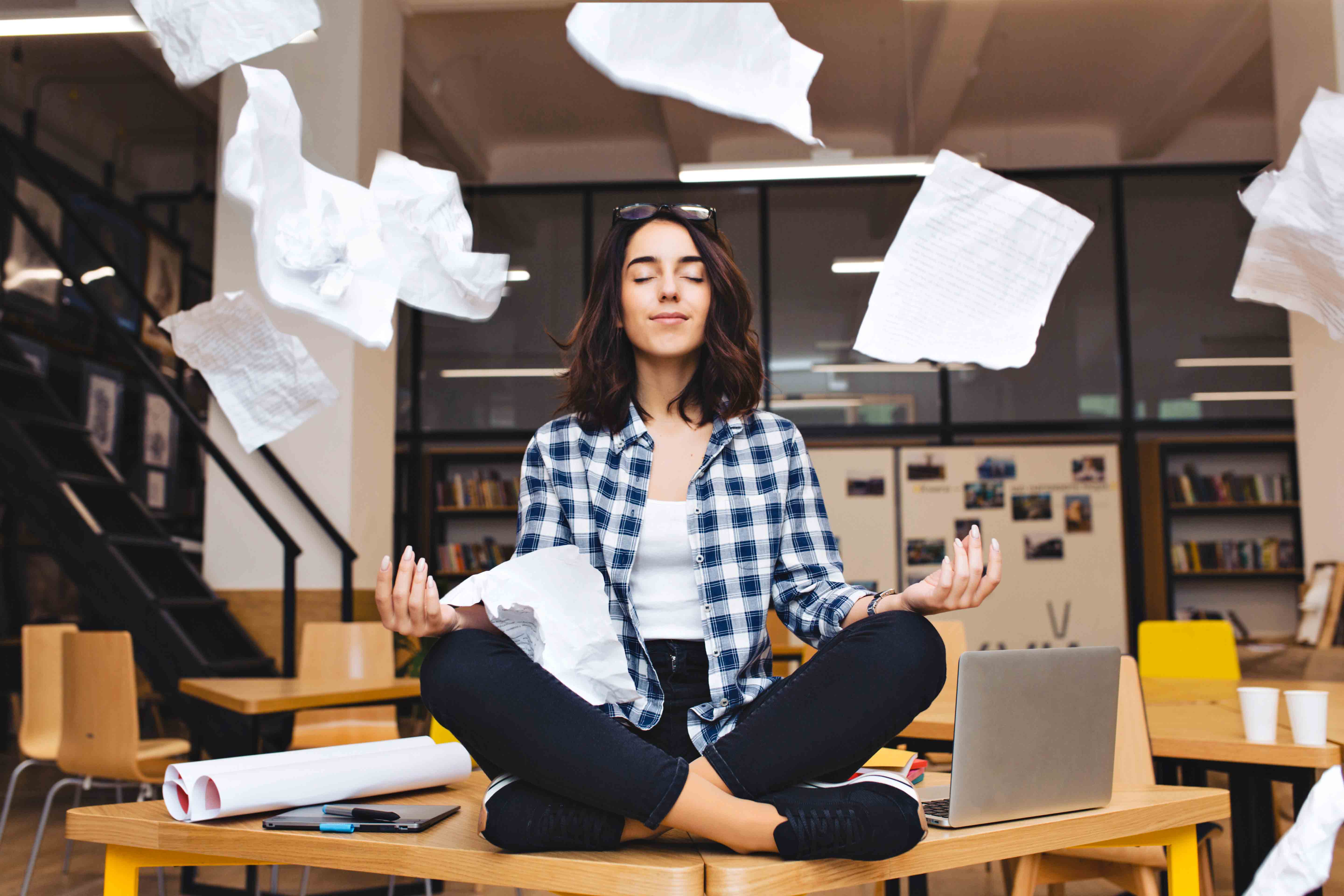 femme qui se détend au travail