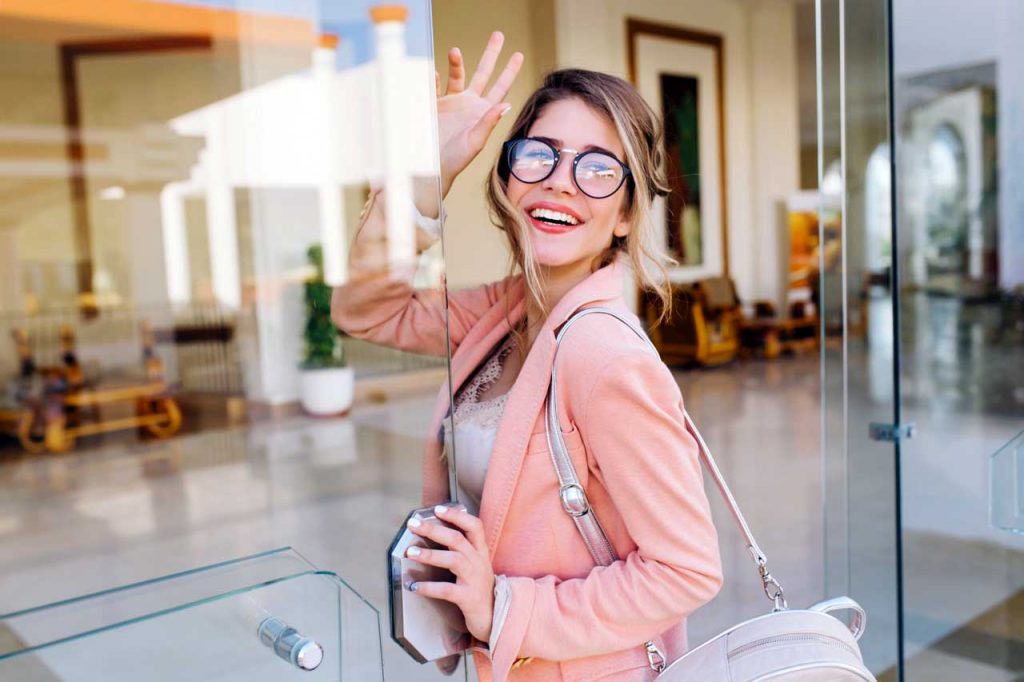 femme qui dit au revoir