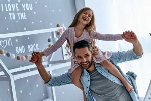 père et fille qui rigolent
