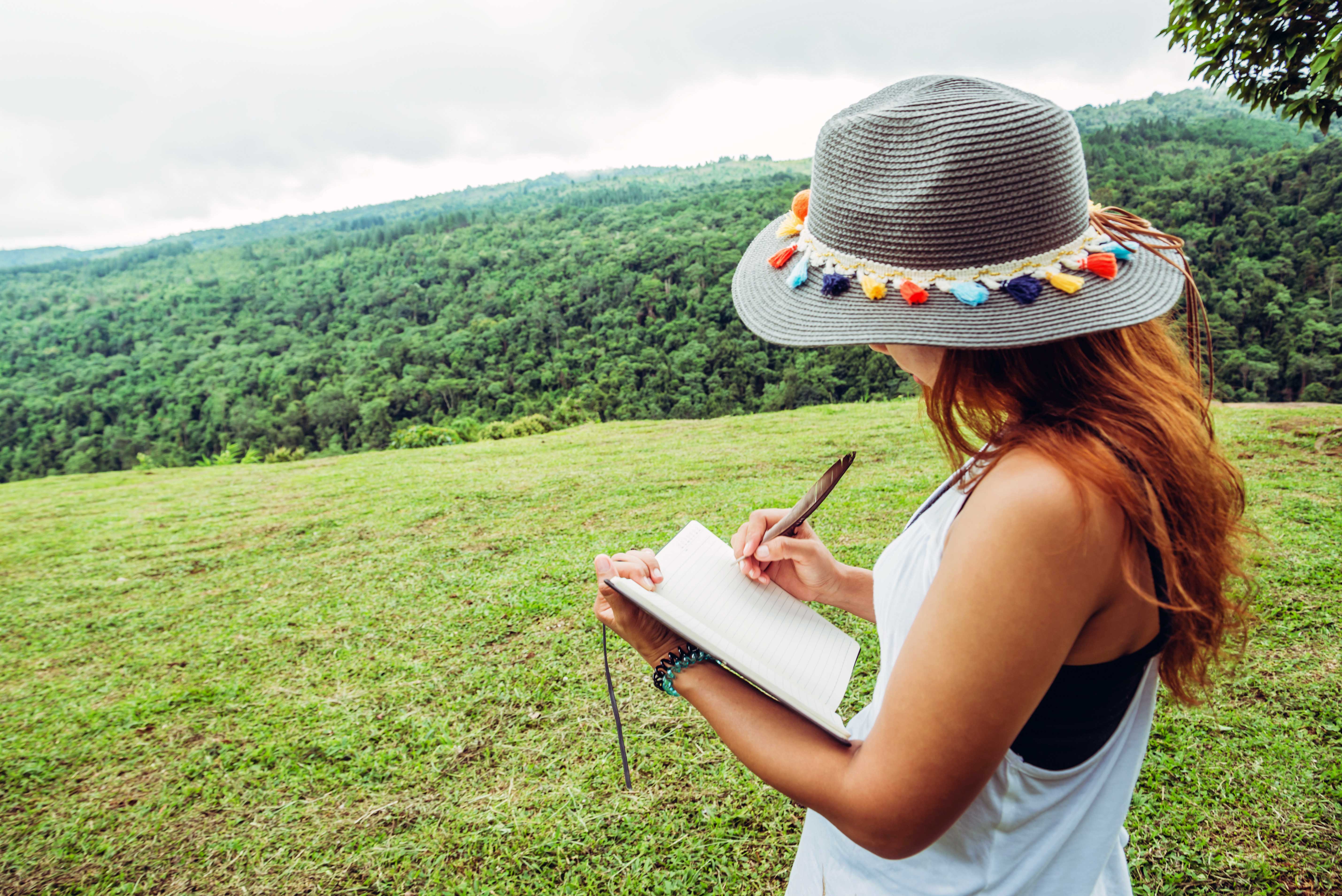 femme écrivant dans la nature