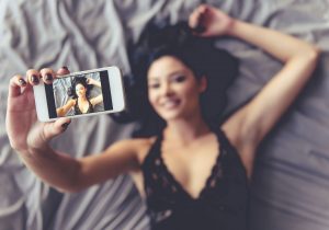 sexe derrière son mobile