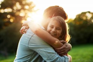 père et fille entrain de se faire un câlin