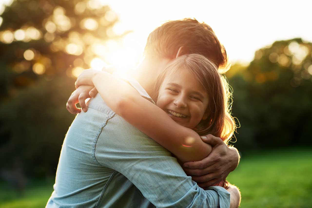 père et fille entrain de se faire un câlin