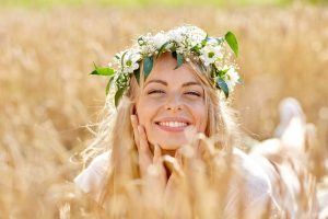 jeune femme au naturel dans un champ de blé