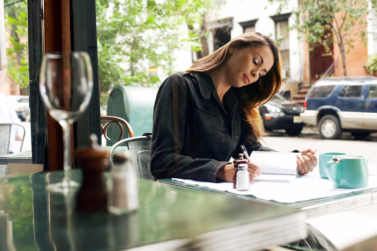 femme qui écrit son journal intime