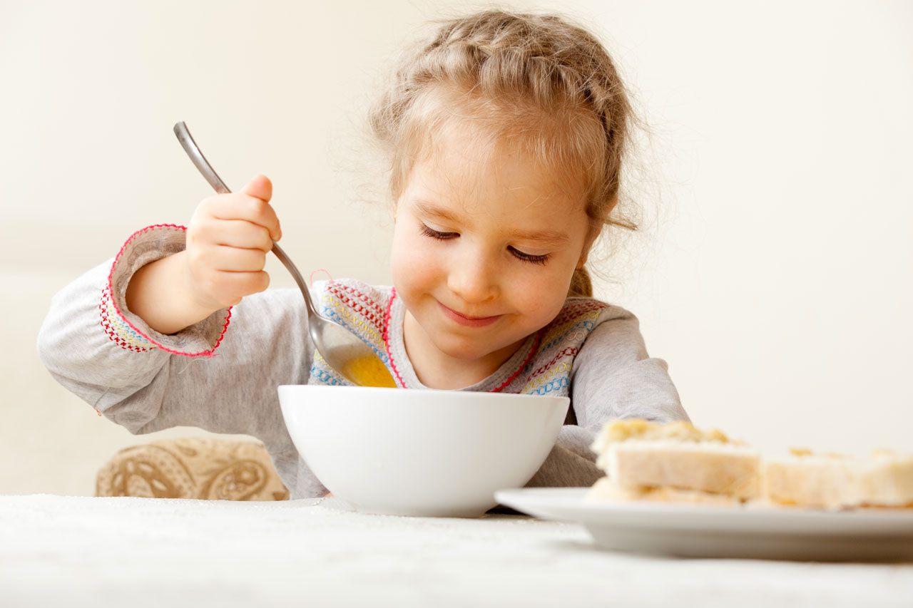 fillette qui mange une soupe