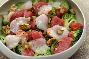 carpaccio de brocolis aux noix de Saint Jacques et pamplemousse