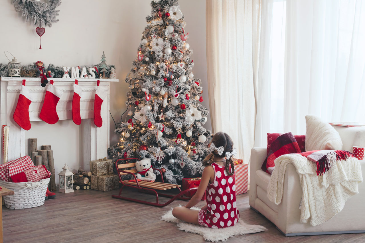 fillette devant sapin de noël