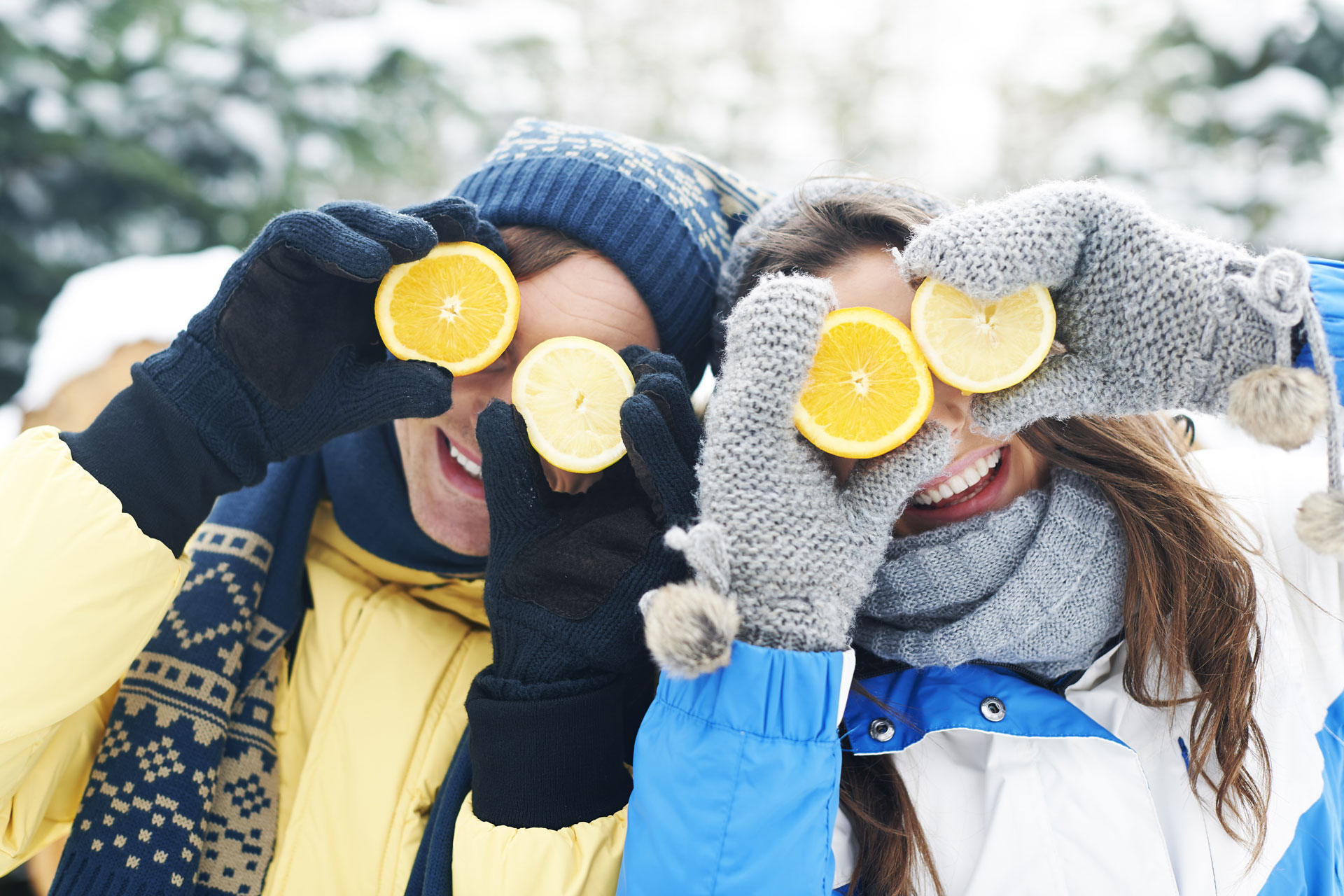 2 personnes avec fruits