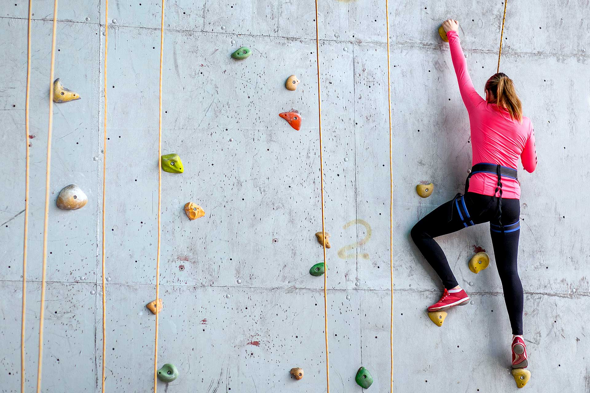 femme qui fait de l'escalade