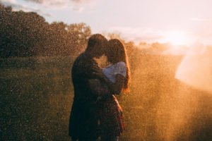couple qui s'embrasse sous la pluie