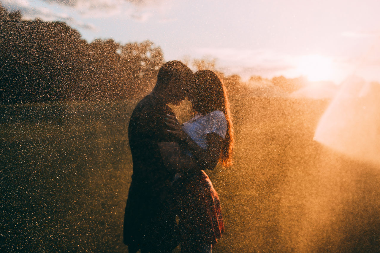 couple qui s'embrasse sous la pluie