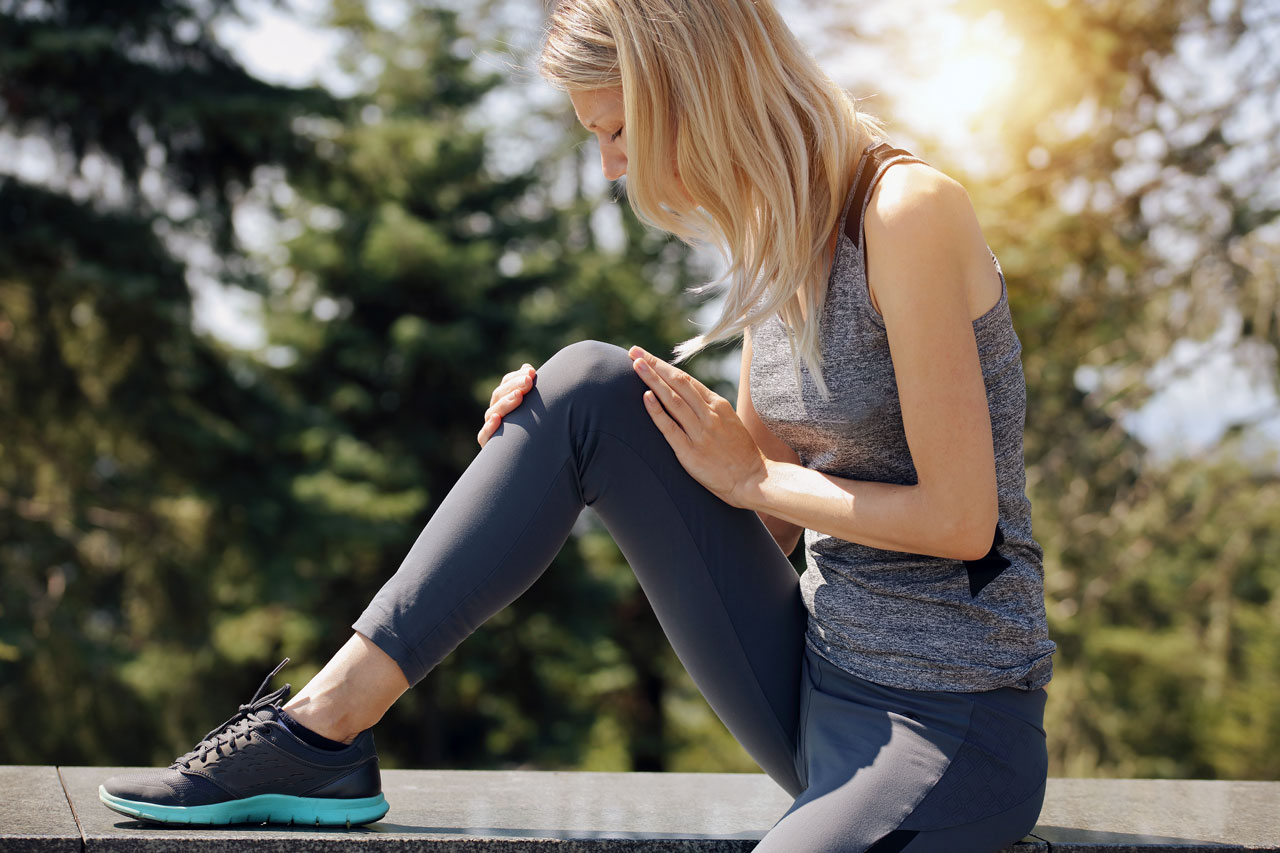 femme qui a des courbatures pendant le sport