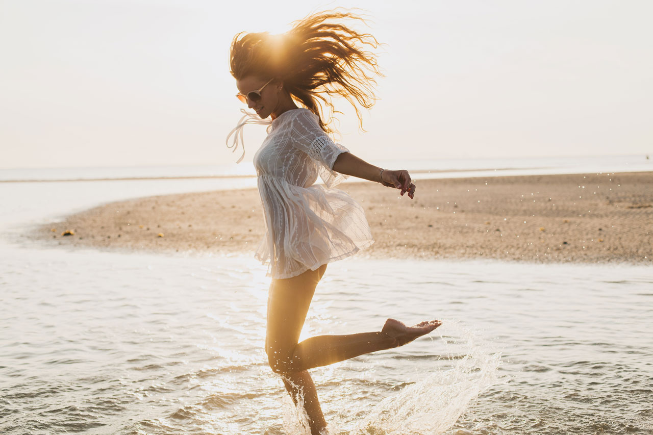 femme qui s'amuse dans l'eau