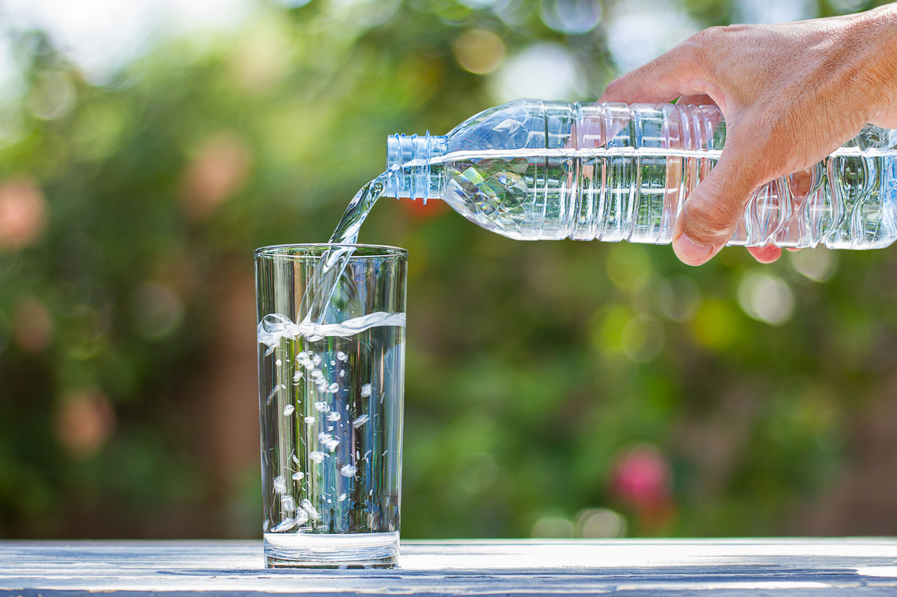 bouteille d'eau verser dans un verre