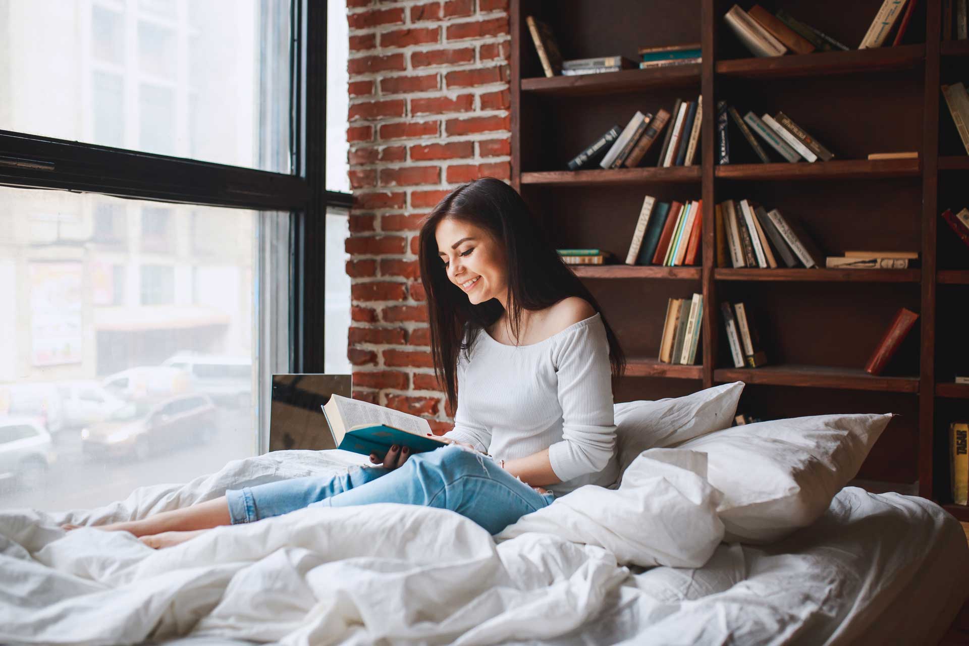 jeune femme qui lit un livre