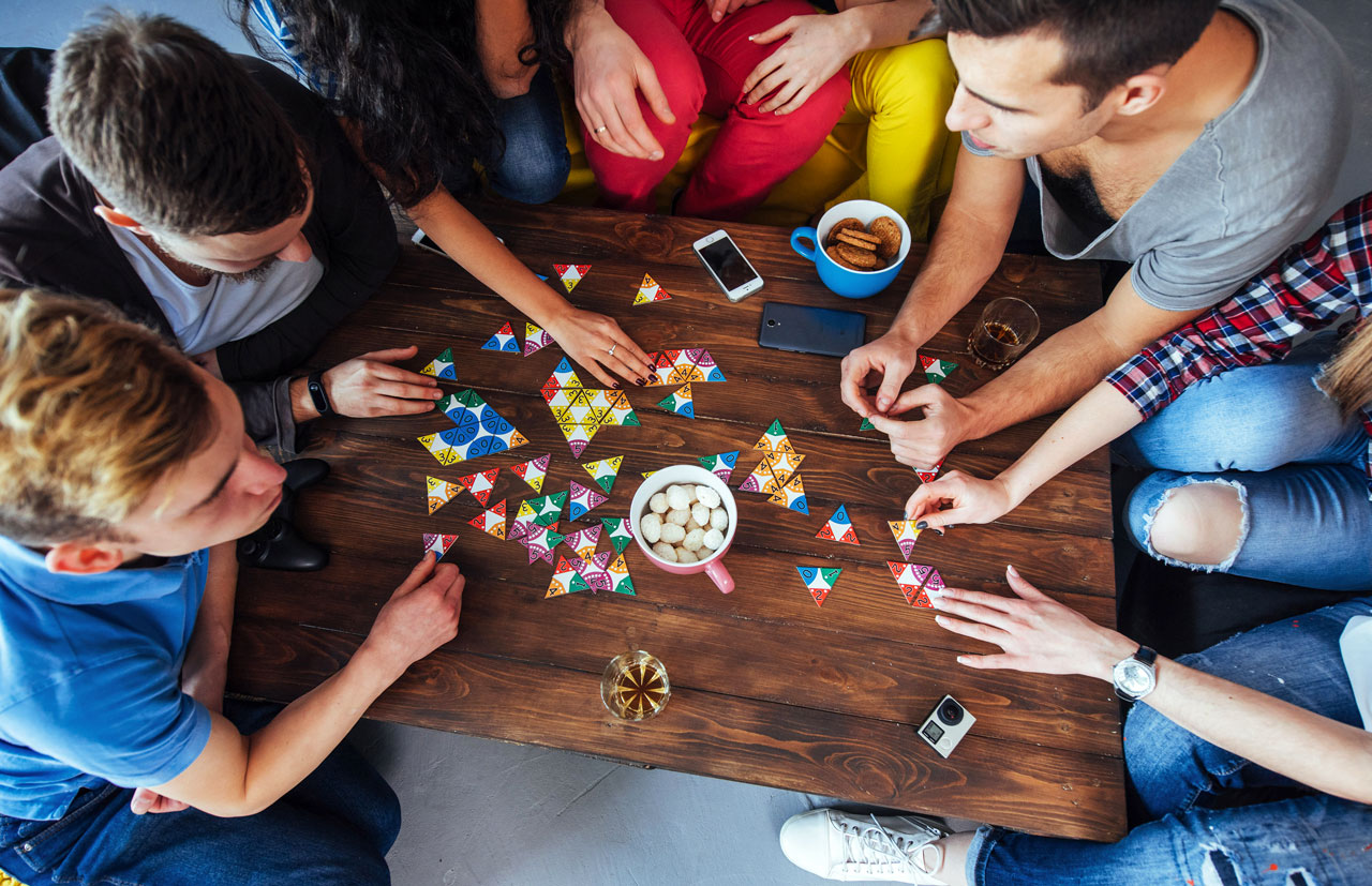 groupe jouant aux jeux de société