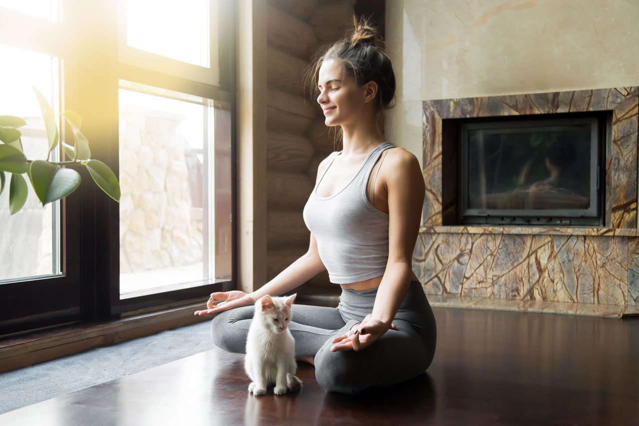 femme se relaxant grâce à la sophrologie