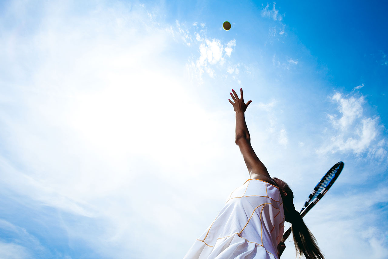 femme jouant au tennis