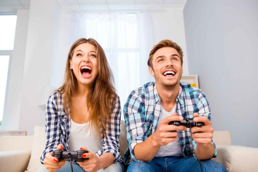 deux amis jouant à la console