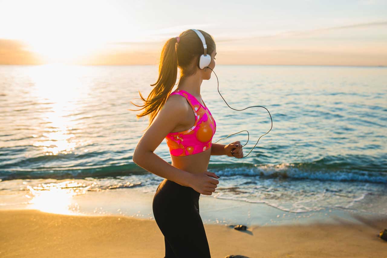 joggeuse sur la plage