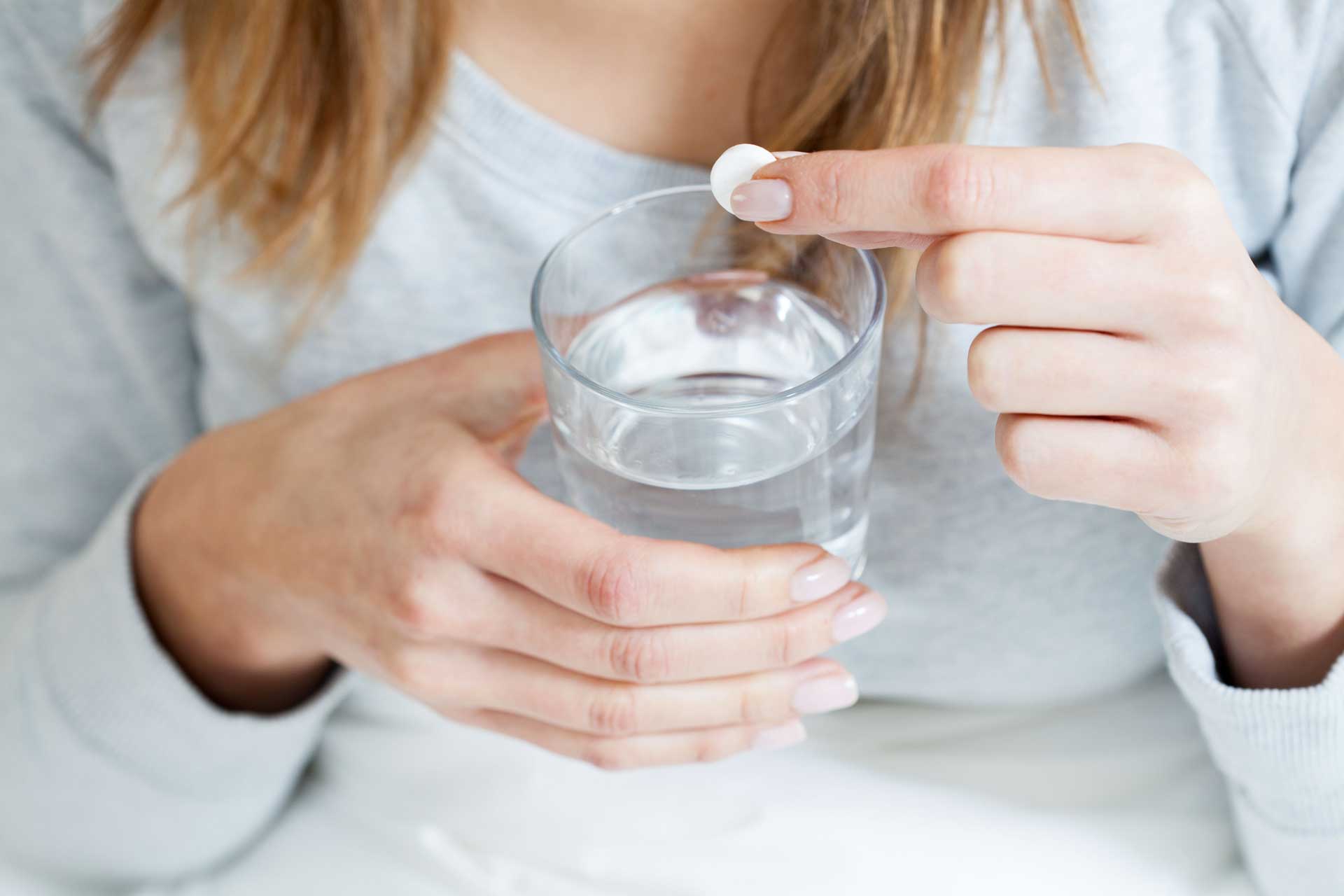 femme prenant un médicament