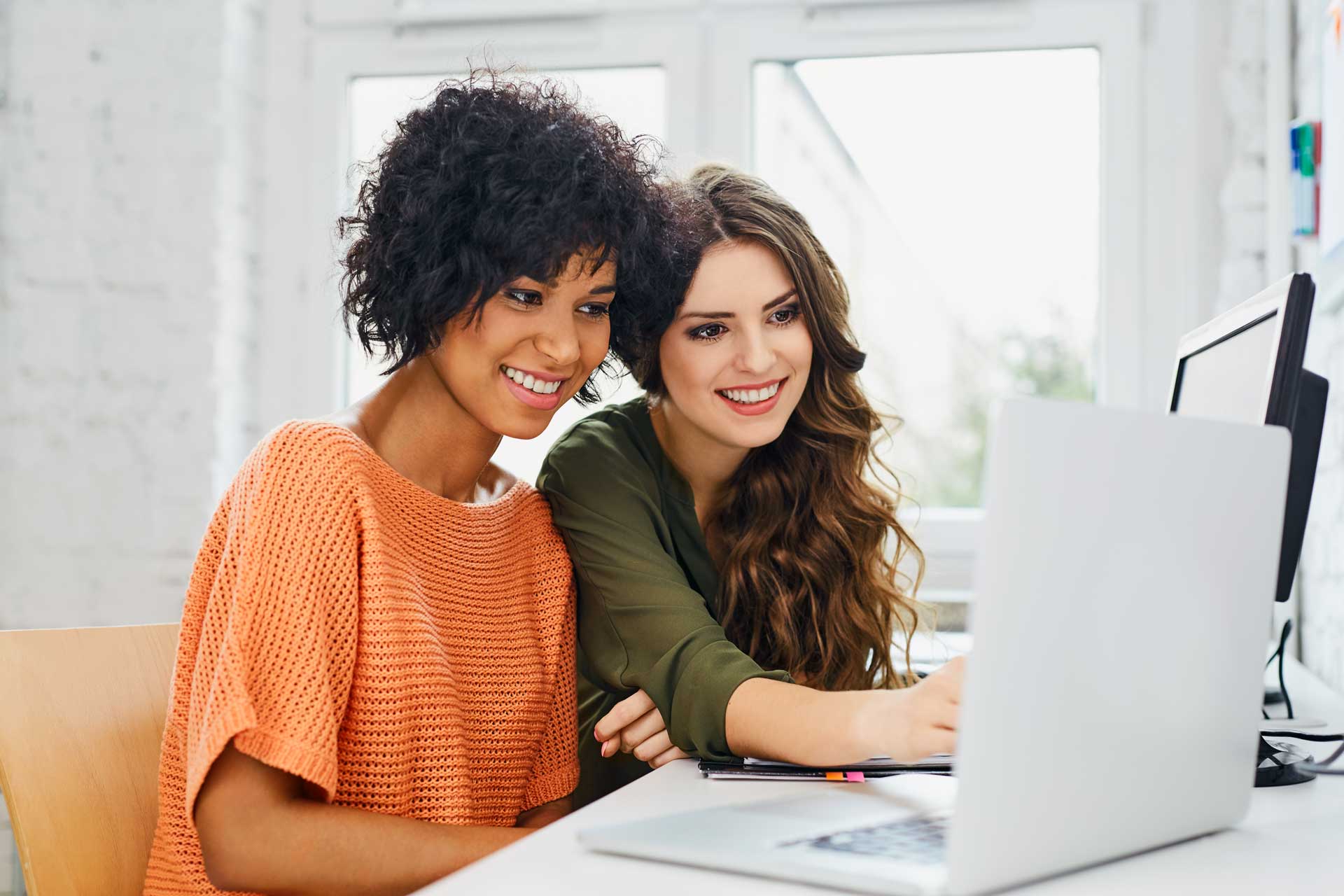 2 femmes devant un ordinateur